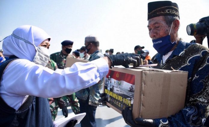 Gubernur Bersama Pangkoarmada II Serahkan Bantuan Bagi Nelayan Terdampak Covid-19 di Atas KRI Makassar-590 Gubernur Bersama Pangkoarmada II Serahkan Bantuan Bagi Nelayan Terdampak Covid-19 di Atas KRI Makassar-590