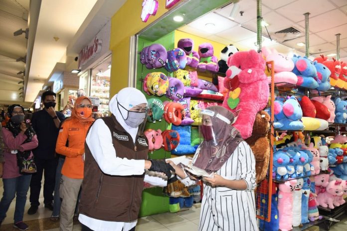 Turunkan Angka Penularan Covid-19 di Jatim, Forkopimda dan Pangkogabwilhan II Kembali Bagi-Bagi Masker di Surabaya