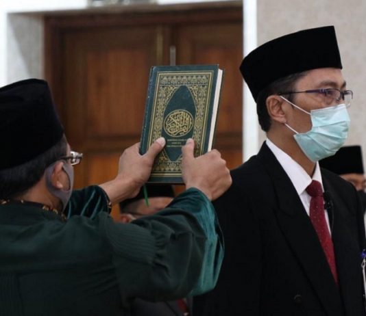 Busrul Iman saat dilantik sebagai Direktur Utama bankjatim yang baru,