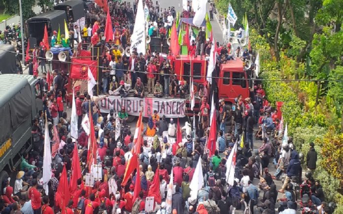 Demo Tolak UU Omnibus Law Cipta Karya Ricuh, Risma Muncul Khofifah Tak Muncul