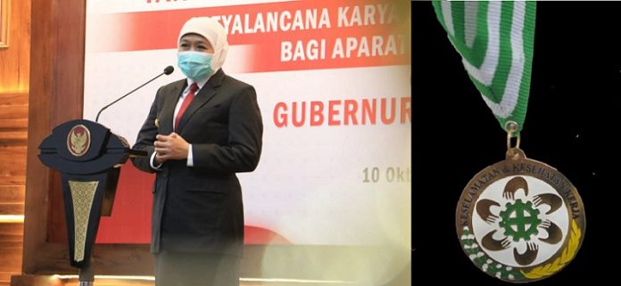 Gubernur Khofifah Raih Penghargaan Pembina K3 Terbaik Gubernur Khofifah Raih Penghargaan Pembina K3 Terbaik