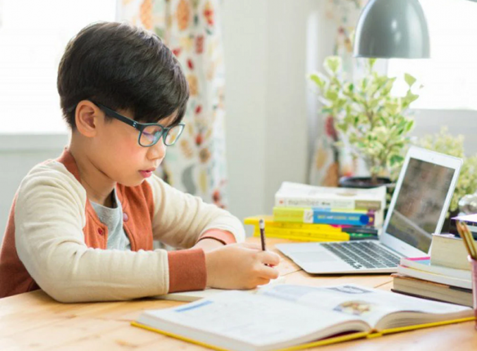 Orang Tua Wajib Menjaga Kesehatan Mata Anak Selama Belajar Online. Ini Caranya