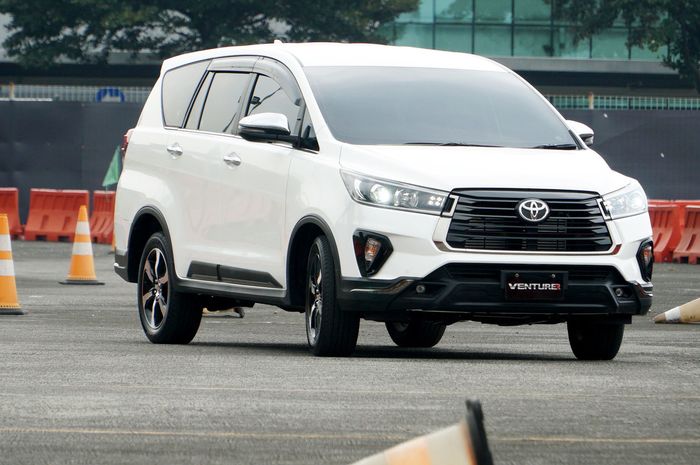 Toyota Hadirkan Dua Produk Legendaris New Fortuner dan New Kijang Innova