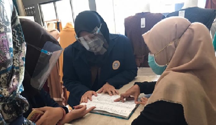 Fakultas Vokasi Unair Beri Pelatihan Pemasaran Daring dan Pengelolaan Keuangan UMKM Fakultas Vokasi Unair Beri Pelatihan Pemasaran Daring dan Pengelolaan Keuangan UMKM