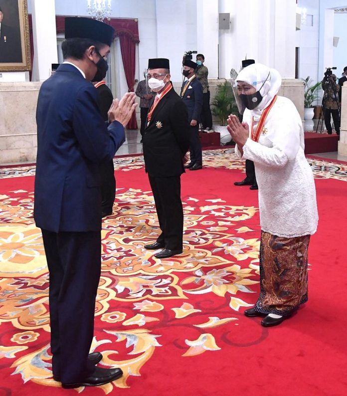 Gubernur Khofifah Terima Bintang Mahaputera Utama dari Presiden karena Dinilai Berjasa Bagi Indonesia Gubernur Khofifah Terima Bintang Mahaputera Utama dari Presiden karena Dinilai Berjasa Bagi Indonesia