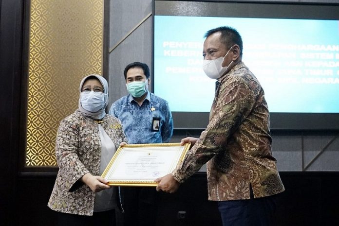 Pemprov Jatim Terima Penghargaan dari KASN Tentang Penerapan Sistem Merit Pemprov Jatim Terima Penghargaan dari KASN Tentang Penerapan Sistem Merit
