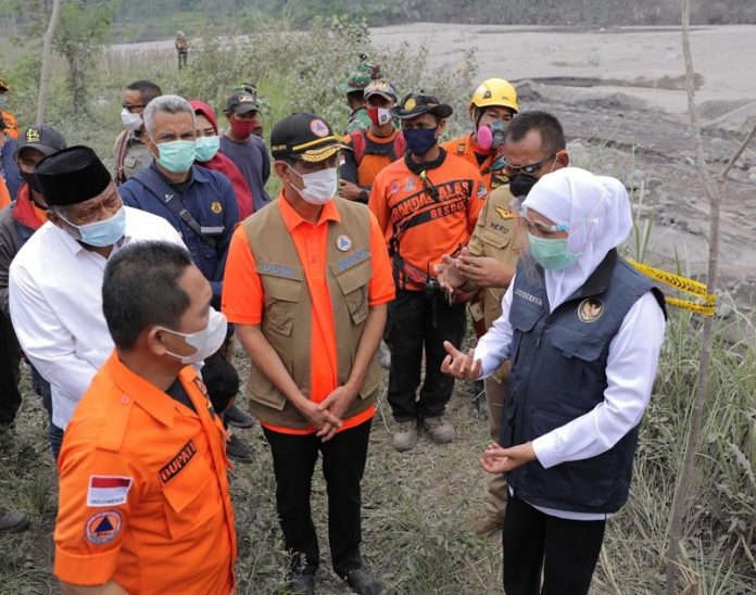 Gubernur Khofifah dan Kepala BNPB Tinjau Area Terdampak Erupsi Gunung Semeru