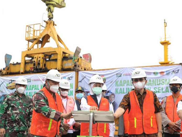 Gubernur Khofifah, ACT dan YP3I Lepas Kapal Kemanusiaan ke Kalimantan Selatan Gubernur Khofifah, ACT dan YP3I Lepas Kapal Kemanusiaan ke Kalimantan Selatan