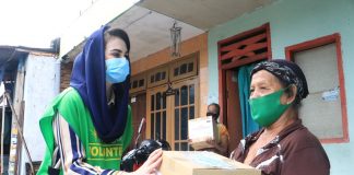 Arumi Emil Dardak dan Garda Pangan Bagi Sembako ke Warga Kebon Rojo Surabaya