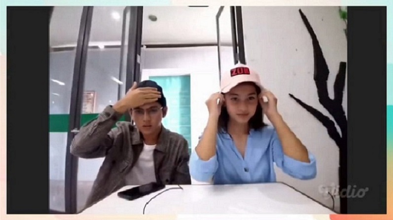 Pemain Sinetron Dari Jendela SMP Bagi-Bagi Souvenir dalam Meet and Greet Secara Virtual