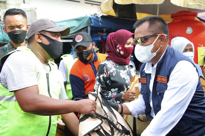 Sekdaprov Jatim Bagi Masker di Pasar Pabean Surabaya