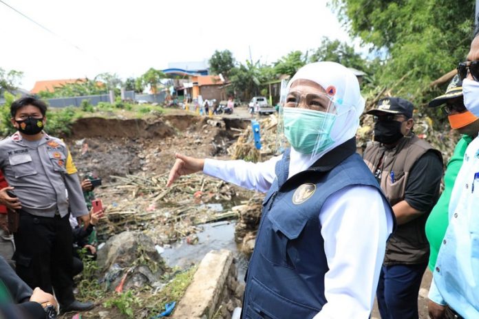 Tinjau Tanggul Jebol Akibat Banjir Pasuruan, Gubernur Khofifah Siapkan Skema Relokasi dan Rekonstruksi Tinjau Tanggul Jebol Akibat Banjir Pasuruan, Gubernur Khofifah Siapkan Skema Relokasi dan Rekonstruksi