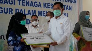 Kemensos Hentikan Santunan, Gubernur Khofifah Beri Santunan 5 Juta untuk Ahli Waris Korban Covid-19