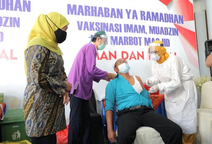 Gubernur Khofifah Tinjau Pelaksanaan Vaksinasi Covid-19 Bagi Imam, Muadzin Dan Marbot Di Masjid Al-Akbar Gubernur Khofifah Tinjau Pelaksanaan Vaksinasi Covid-19 Bagi Imam, Muadzin Dan Marbot Di Masjid Al-Akbar