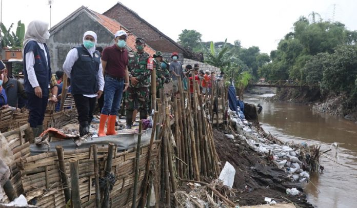Gubernur Tinjau Banjir Luapan Sungai Kedunggaleng Probolinggo