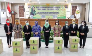 Perwosi Jatim Serahkan Bantuan Alat dan Vitamin di 10 Kab/Kota Guna Cegah dan Putus Covid-19