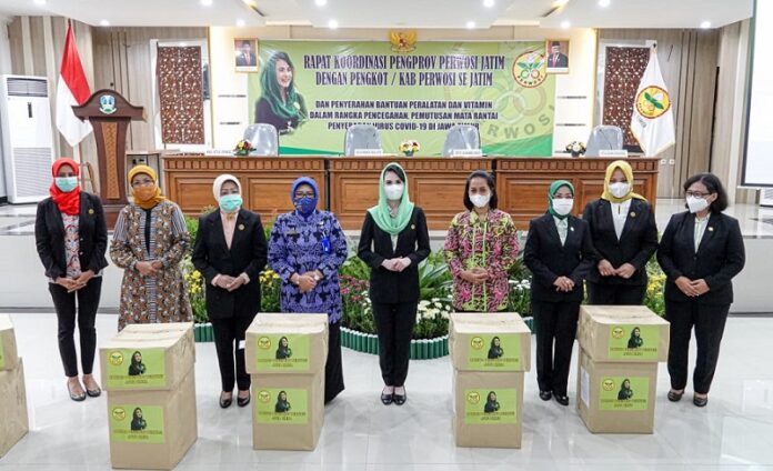Perwosi Jatim Serahkan Bantuan Alat dan Vitamin di 10 Kab/Kota Guna Cegah dan Putus Covid-19 Perwosi Jatim Serahkan Bantuan Alat dan Vitamin di 10 Kab/Kota Guna Cegah dan Putus Covid-19