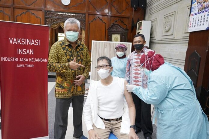 OJK, BI dan Pemprov Jatim Fasilitasi Vaksinasi Covid-19 untuk Insan Industri Jasa Keuangan OJK, BI dan Pemprov Jatim Fasilitasi Vaksinasi Covid-19 untuk Insan Industri Jasa Keuangan