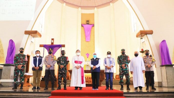 Pastikan Perayaan Paskah Aman, Gubernur Khofifah Tinjau Gereja Katedral di Surabaya dan Malang