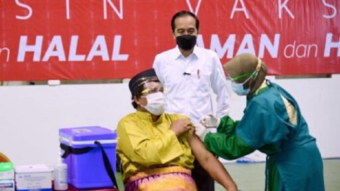 Presiden Jokowi Tinjau Vaksinasi Massal di Provinsi Riau Presiden Jokowi Tinjau Vaksinasi Massal di Provinsi Riau