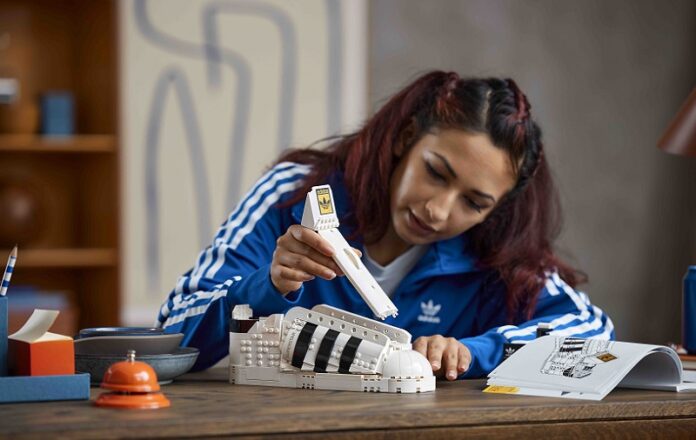 Adidas Originals dan LEGO Group Luncurkan Sneaker Superstar Adidas Originals dan LEGO Group Luncurkan Sneaker Superstar
