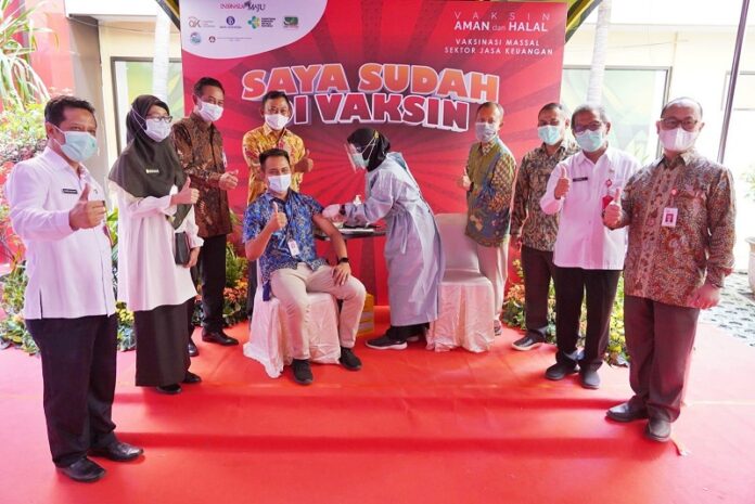 Vaksinasi Covid-19 bagi Insan Industri Jasa Keuangan Kembali Digelar Vaksinasi Covid-19 bagi Insan Industri Jasa Keuangan Kembali Digelar