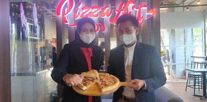 Gerai Pizza Hits di Papilio Hotel Surabaya Tampilkan Pizza Rasa Sate
