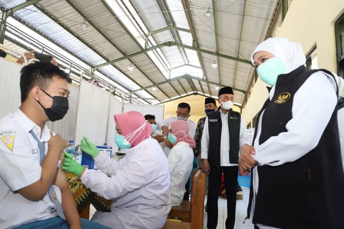 Gubernur Khofifah Minta Percepat Vaksinasi Pelajar Gubernur Khofifah Minta Percepat Vaksinasi Pelajar