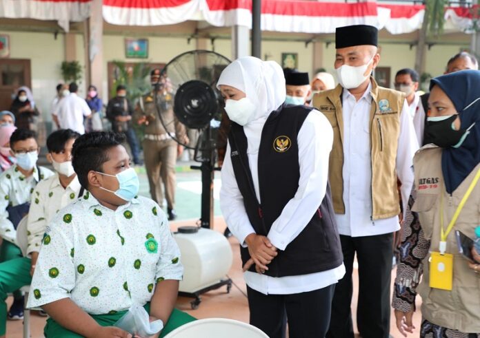 Gubernur Khofifah Minta Percepatan Vaksinasi Bagi Pelajar SMA/SMK/MA