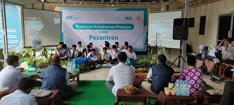 BSI Bersama Laznas BSMU Serahkan Bantuan Pangan untuk 3 Pesantren di Jawa Timur