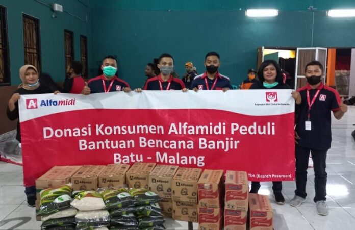 Alfamidi Serahkan Bantuan ke Korban Banjir di Batu, Malang Alfamidi Serahkan Bantuan ke Korban Banjir di Batu, Malang