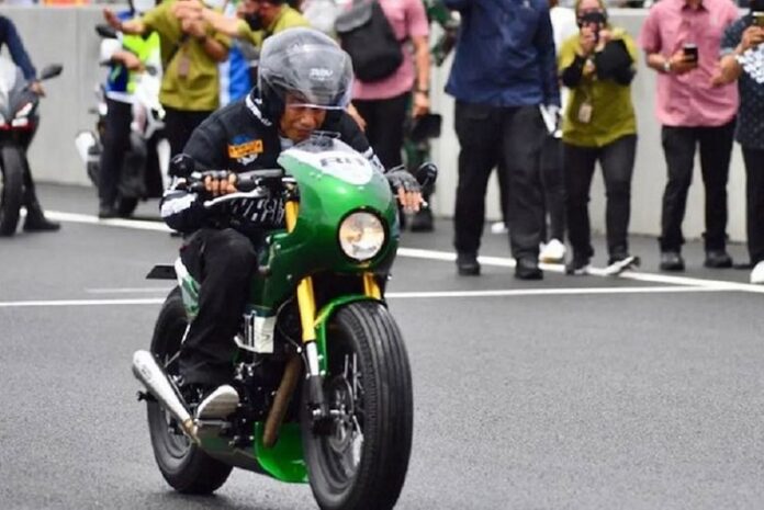 Presiden Jokowi Resmikan dan Jajal Sirkuit Mandalika Naik Motor Miliknya Presiden Jokowi Resmikan dan Jajal Sirkuit Mandalika Naik Motor Miliknya