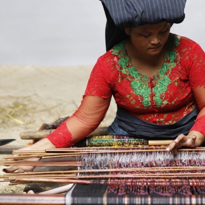 Tobatenun Tingkatkan Kualitas Hidup Perajin Kain Batak Tobatenun Tingkatkan Kualitas Hidup Perajin Kain Batak