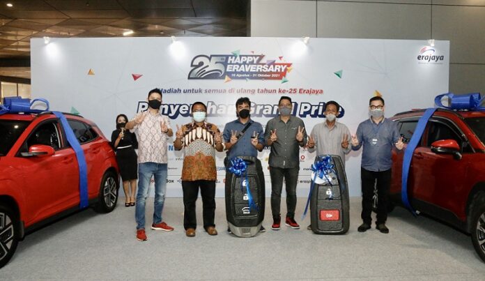 Erajaya Group Serahkan Hadiah Grand Prize Kepada Pemenang Eraversary 2021 Erajaya Group Serahkan Hadiah Grand Prize Kepada Pemenang Eraversary 2021