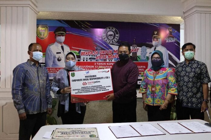 Bank Jatim Serahkan CSR Pembangunan Entrance Gate Pada Pemkot Madiun