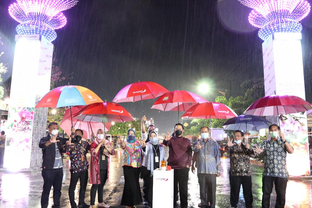 Bank Jatim Serahkan CSR Pembangunan Entrance Gate Pada Pemkot Madiun