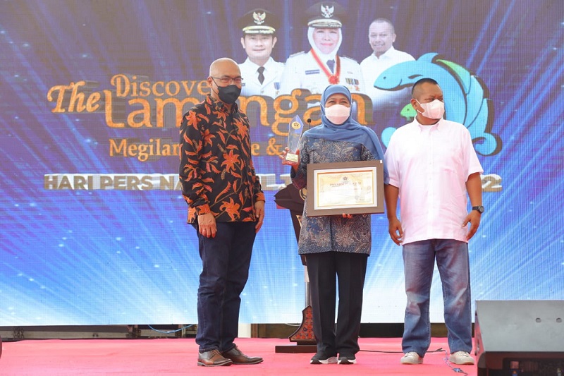 Gubernur Khofifah Terima Dua Penghargaan dalam Ajang PWI Jatim Award 2022