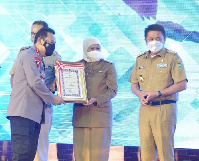 Kapolri Anugrahkan Penghargaan ETLE Nasional Presisi pada Gubernur Khofifah Kapolri Anugrahkan Penghargaan ETLE Nasional Presisi pada Gubernur Khofifah