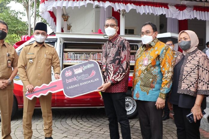 Pemkab Bangkalan Terima Mobil Perpustakaan Keliling dari Bank Jatim Pemkab Bangkalan Terima Mobil Perpustakaan Keliling dari Bank Jatim