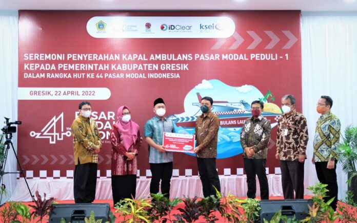 Pasar Modal Indonesia Serahkan Ambulans Laut Ke-5 pada Pemkab Gresik