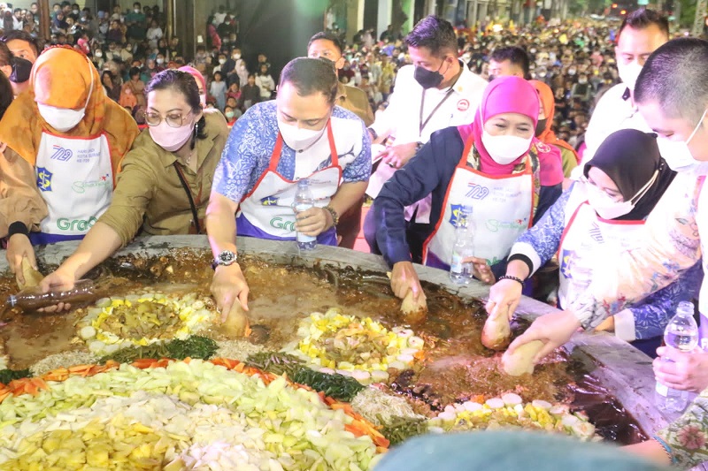 Meriahkan HUT Surabaya KE-729, Gubernur dan Walikota Surabaya Nguleg Rujak di Cobek Raksasa Festival Rujak Uleg 2022