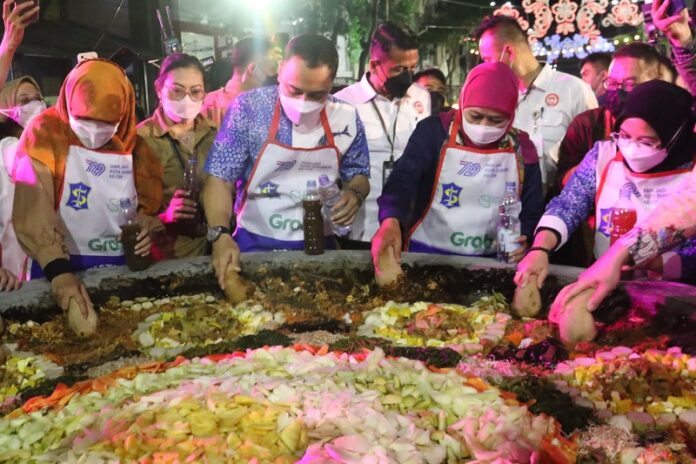 Meriahkan HUT Surabaya KE-729, Gubernur dan Walikota Surabaya Nguleg Rujak di Cobek Raksasa Festival Rujak Uleg 2022