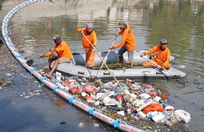 Yayasan Wings Peduli Bersama Pemkot Surabaya Lakukan Pemasangan Trash Boom di 5 Titik Sungai Surabaya Yayasan Wings Peduli Bersama Pemkot Surabaya Lakukan Pemasangan Trash Boom di 5 Titik Sungai Surabaya