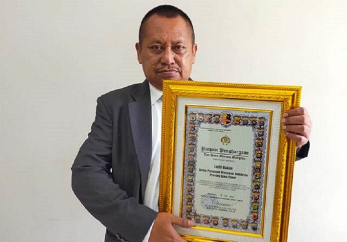 Ketua PWI Jatim Peroleh Penghargaan Tan Hana Dharma Mangrva dari Kapolda Jatim Ketua PWI Jatim Peroleh Penghargaan Tan Hana Dharma Mangrva dari Kapolda Jatim