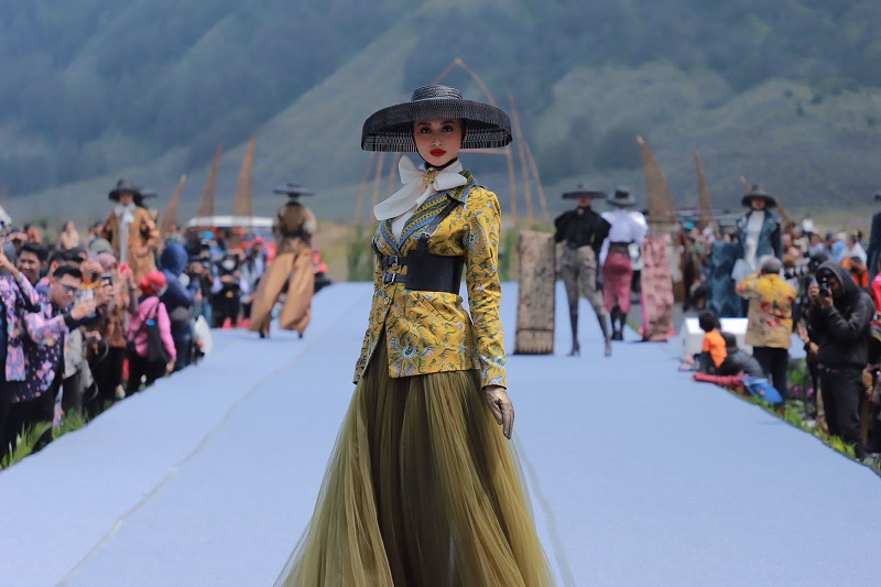 Gelaran East Java Fashion Harmony (EJFH) di Bromo Jadi Ajang Kenalkan Keberagaman Wastra Batik dan Tenun Khas Jatim ke Kancah Dunia
