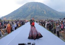 Gelaran East Java Fashion Harmony (EJFH) di Bromo Jadi Ajang Kenalkan Keberagaman Wastra Batik dan Tenun Khas Jatim ke Kancah Dunia Gelaran East Java Fashion Harmony (EJFH) di Bromo Jadi Ajang Kenalkan Keberagaman Wastra Batik dan Tenun Khas Jatim ke Kancah Dunia