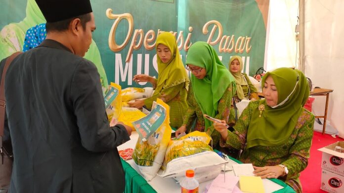 Meriahkan Puncak Satu Abad NU, Muslimat NU dan Pemprov Jatim Gelar Operasi Beras Murah