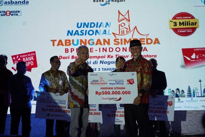 Nasabah Bank Jatim Raih Hadiah Utama Undian Nasional Simpeda