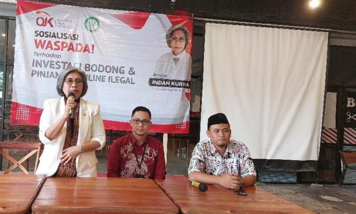 Indah Kurnia Ajak Arek-arek Bonek untuk Wasapada Terhadap Pinjol Ilegal dan Investasi Bodong Indah Kurnia Ajak Arek-arek Bonek untuk Wasapada Terhadap Pinjol Ilegal dan Investasi Bodong