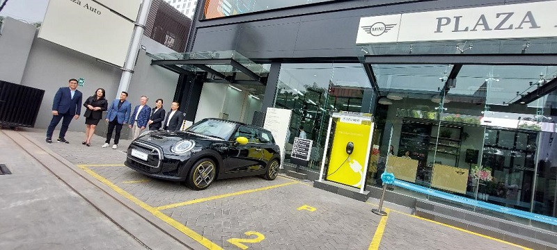Resmikan Showroom Kedua di Surabaya, Plaza MINI - HR Muhammad Hadirkan MINI Cabrio Seaside Edition